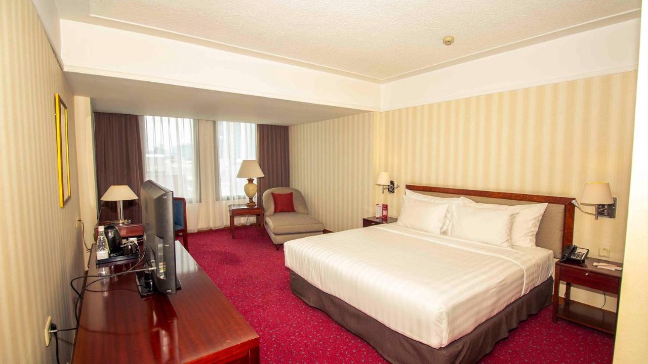 Redtop Hotel & Convention Center Джакарта Экстерьер фото